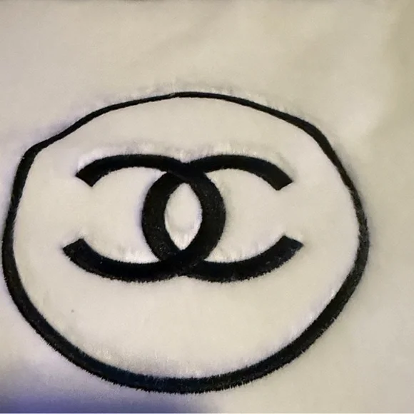 Absolutely adorable authentic rare,collectible white Chanel furry pouch/clutch. - Picture 5 of 17